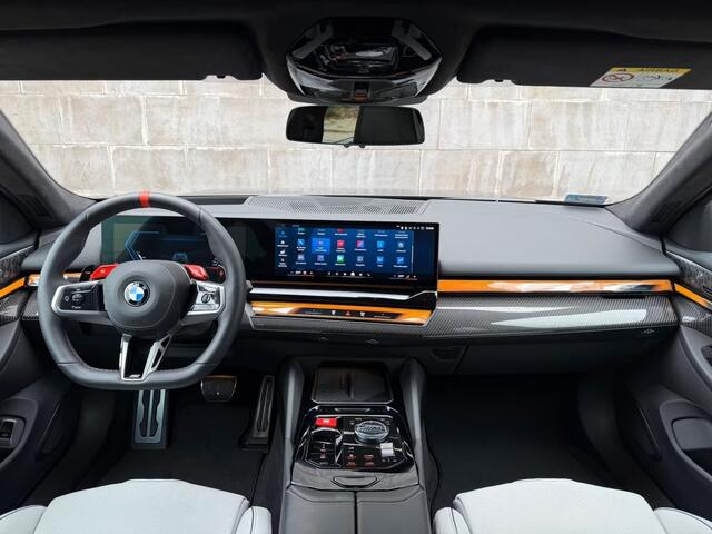 BMW M5 5-serie Touring ** FROZEN DEEP GREY, M-REMMEN, PANO, TREKH, MERINO LEDER, 20/21 INCH LMV ** 1e EIG - UNFALLFREI - Ex BMW AG ** ** INFORMEER OOK NAAR ONZE AANTREKKELIJKE FINANCIAL-LEASE TARIEVEN **