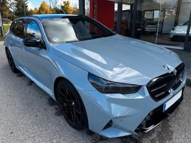 BMW M5 Touring ** M-DRIVER PACK (305 km/h), M-REMMEN, PANO, TREKH, MERINO LEDER, 20/21 INCH LMV ** 1e EIG - UNFALLFREI - Ex BMW AG ** ** INFORMEER OOK NAAR ONZE AANTREKKELIJKE FINANCIAL-LEASE TARIEVEN **