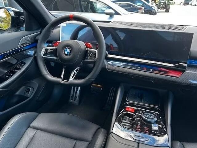 BMW M5 Touring ** M-DRIVER PACK (305 km/h), M-REMMEN, PANO, TREKH, MERINO LEDER, 20/21 INCH LMV ** 1e EIG - UNFALLFREI - Ex BMW AG ** ** INFORMEER OOK NAAR ONZE AANTREKKELIJKE FINANCIAL-LEASE TARIEVEN **