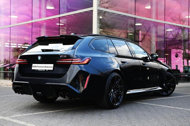 BMW M5 Touring Automaat / Trekhaak / Panoramadak / M Drive Professional / Comfort Access / Bowers & Wilkins / Adaptieve LED / Parking Assistant Professional