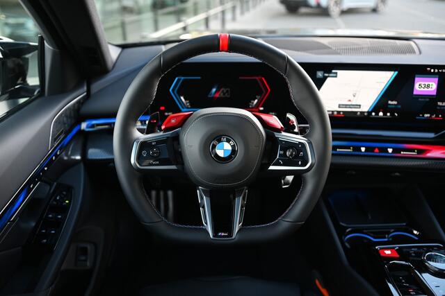 BMW M5 Touring Automaat / Trekhaak / Panoramadak / M Drive Professional / Comfort Access / Bowers & Wilkins / Adaptieve LED / Parking Assistant Professional