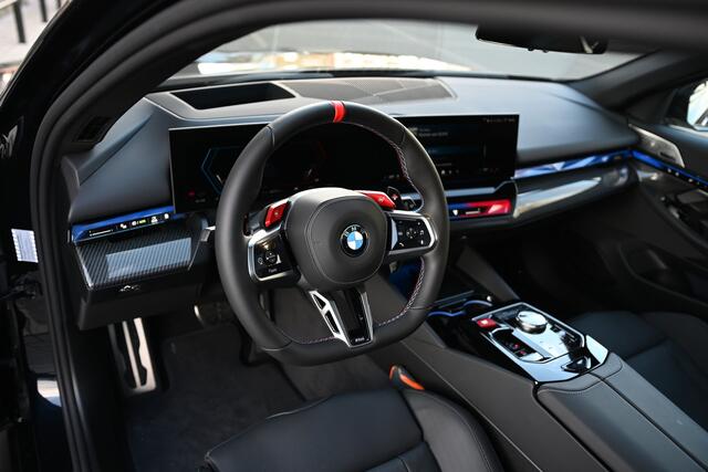 BMW M5 Touring Automaat / Trekhaak / Panoramadak / M Drive Professional / Comfort Access / Bowers & Wilkins / Adaptieve LED / Parking Assistant Professional