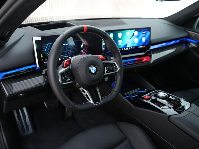 BMW M5 5-serie Touring |BTW-auto|B&W|pano|M-drive prof|iconic glow|carbon interieur|stoelverwarming & verkoeling|Apple Carplay