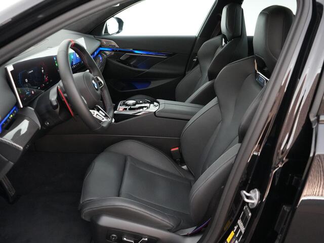 BMW M5 5-serie Touring |BTW-auto|B&W|pano|M-drive prof|iconic glow|carbon interieur|stoelverwarming & verkoeling|Apple Carplay