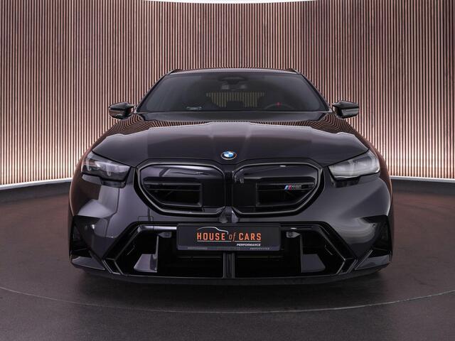 BMW M5 5-serie Touring |BTW-auto|B&W|pano|M-drive prof|iconic glow|carbon interieur|stoelverwarming & verkoeling|Apple Carplay