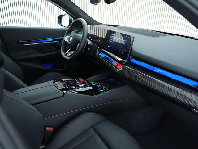 BMW M5 5-serie Touring |BTW-auto|B&W|pano|M-drive prof|iconic glow|carbon interieur|stoelverwarming & verkoeling|Apple Carplay