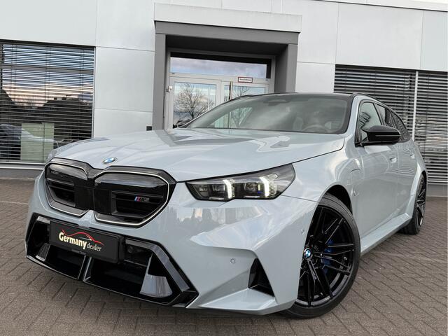 BMW M5 Touring 4.4 V8 729pk Pano M-Driver+Pro Carbon B&W Trekh 360Cam 20/21-Inch VOL!