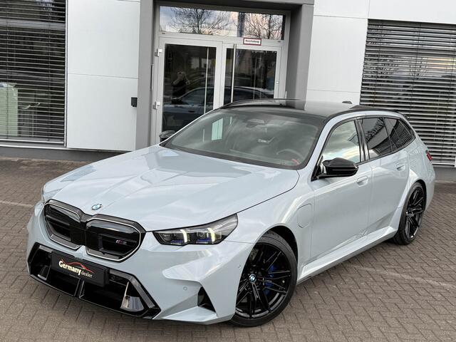 BMW M5 Touring 4.4 V8 729pk Pano M-Driver+Pro Carbon B&W Trekh 360Cam 20/21-Inch VOL!