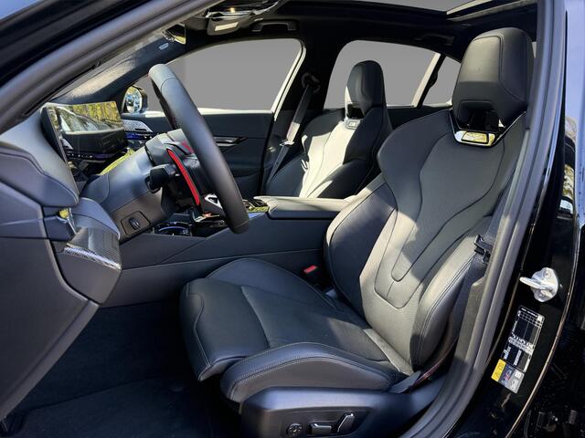 BMW M5 Sedan Bowers & Wilkins Surround Sound System | Glazen panoramadak | Driving Assistant Professional | M Driver's Pack | Comfort Access | Stuurwielrand verwarmd