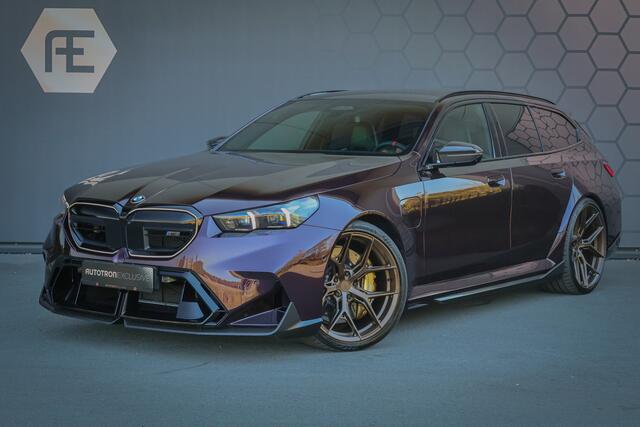 BMW M5 Touring M5 TOURING | AKRAPOVIC | VOSSEN VELGEN | FULL KLEUREN PPF | FULL CARBON EXTERIEUR M PERFORMANCE | 360 CAMERA | ACC | STOELVERWARMING & STOELVERKOELING | STUURVERWARMING |