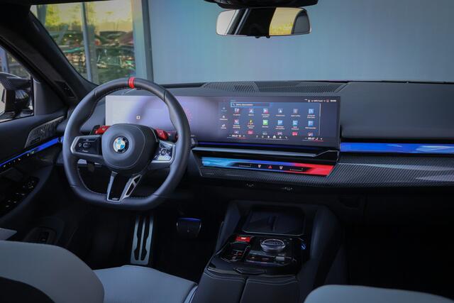 BMW M5 Touring M5 TOURING | AKRAPOVIC | VOSSEN VELGEN | FULL KLEUREN PPF | FULL CARBON EXTERIEUR M PERFORMANCE | 360 CAMERA | ACC | STOELVERWARMING & STOELVERKOELING | STUURVERWARMING |