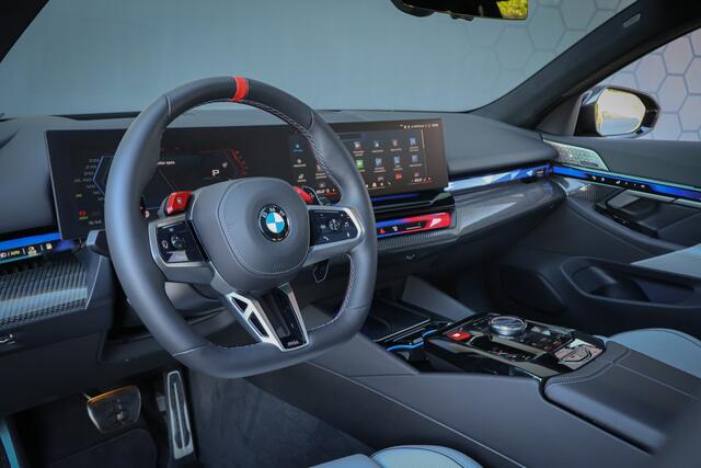 BMW M5 Touring M5 TOURING | AKRAPOVIC | VOSSEN VELGEN | FULL KLEUREN PPF | FULL CARBON EXTERIEUR M PERFORMANCE | 360 CAMERA | ACC | STOELVERWARMING & STOELVERKOELING | STUURVERWARMING |