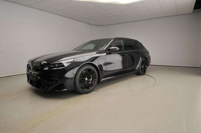BMW M5 Touring | Keramische remmen | M Driver's Package | Panoramadak | Comfort Pack