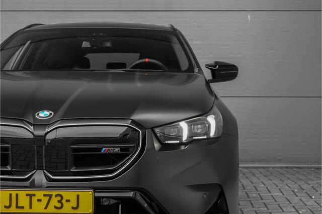 BMW M5 5-serie Touring CoPilot Iconic Glow B&W Frozen Black Trekhaak