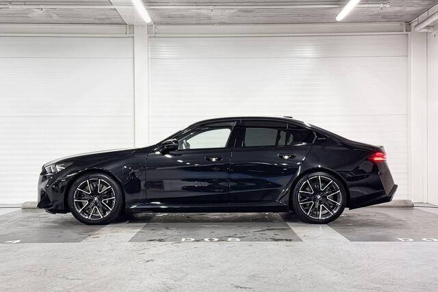 BMW M5 Sedan M-Drivers Pack | Comfort Pack | Driving Assistant Professional | Parking Assistant Professional | Bowers&Wilkins | Panoramadak | Comfort Access | Trekhaak