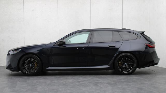 BMW M5 Touring | M Drivers Package | Akrapovic | Stoelventilatie | Bowers & Wilkins | Trekhaak | Panoramadak | Head-up | Carbon