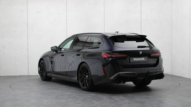 BMW M5 Touring | M Drivers Package | Akrapovic | Stoelventilatie | Bowers & Wilkins | Trekhaak | Panoramadak | Head-up | Carbon