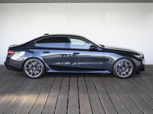 BMW M5 | M Drive Professional | Comfort Pack | 20/21 inch | Iconic Glow exterieurpakket | Glazen panoramadak | Driving Assistent Professional | Stoelventilatie | Bowers & Wilkins
