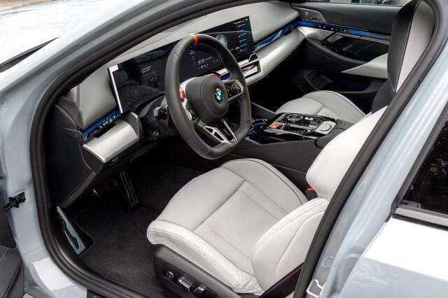 BMW M5 Touring ** DRIV. ASS+, M-REM, PANO, TREKH, ICONIC GLOW, MERINO LEDER, 21 INCH LMV ** 1e EIG - UNFALLFREI - Ex BMW AG ** ** INFORMEER OOK NAAR ONZE AANTREKKELIJKE FINANCIAL-LEASE TARIEVEN **