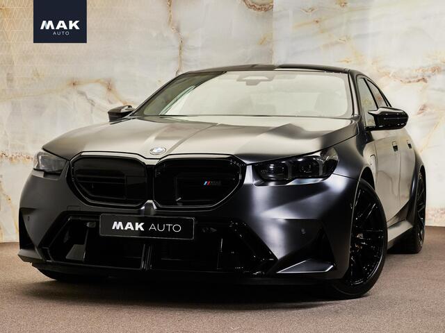 BMW M5 Limousine V8 M Hybrid, Akrapovic, Frozen, Ultimate Package, carbon extr., B&W, ceramic, 21'', stl.ventilatie, tr.haak, leder, privacy