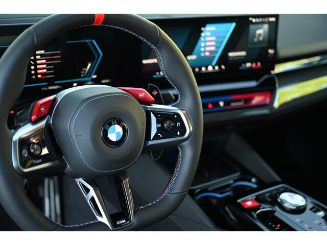 BMW M5 Automaat / Trekhaak / M Drive Professional / Carbon Pack / Comfort Access / Bowers & Wilkins / Adaptieve LED / Stoelventilatie / Parking Assistant Professional