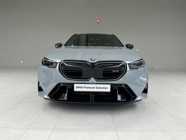BMW M5 Touring M5 | 2026 | M Driver's Pack | Trekhaak | Alcantara Hemel | Panorama | Driving Assistant Professional |