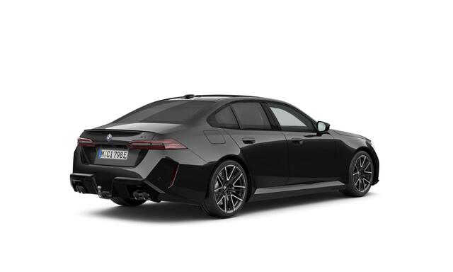 BMW M5 | 20/21'' | Panorama. | M Driv. Pack | Alcan. hemel | Driv. + Park. Prof. | Stoelvent. | B&W | Trekhaak | Stoelvent. | B&W | Stoelverw. voor/achter