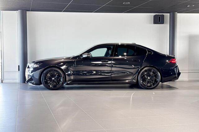 BMW M5 Sedan | Bowers & Wilkins | Carbon Pack | Iconic Glow | Comfort Access | Trekhaak |