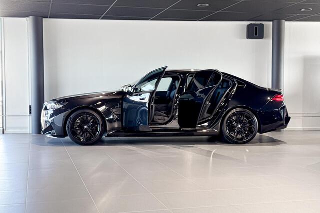 BMW M5 Sedan | Bowers & Wilkins | Carbon Pack | Iconic Glow | Comfort Access | Trekhaak |