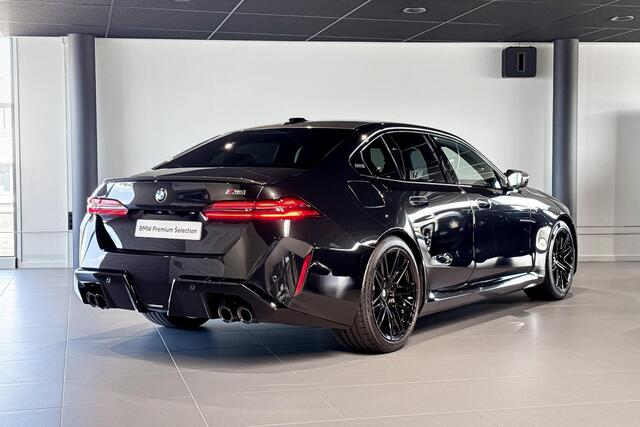 BMW M5 Sedan | Bowers & Wilkins | Carbon Pack | Iconic Glow | Comfort Access | Trekhaak |