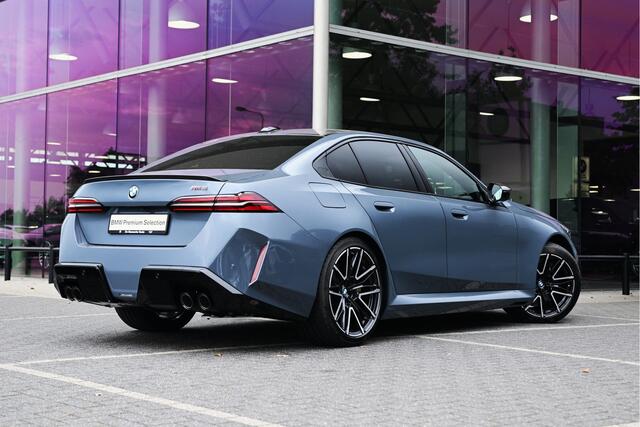 BMW M5 Automaat / M Drive Professional / Trekhaak / Bowers & Wilkins / M Multifunctionele Stoelen / Parking Assistant Professional / M Carbon-keramische remmen