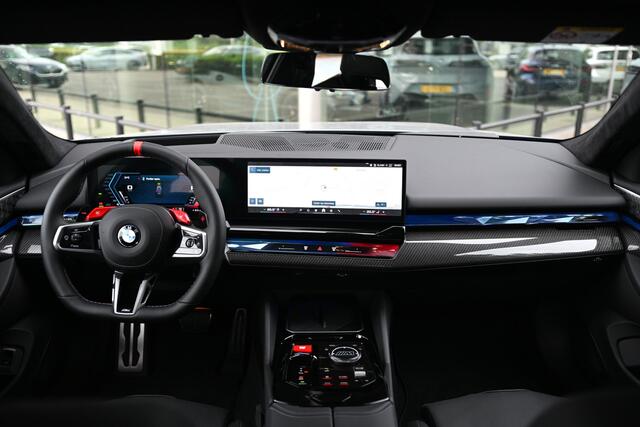 BMW M5 Automaat / M Drive Professional / Trekhaak / Bowers & Wilkins / M Multifunctionele Stoelen / Parking Assistant Professional / M Carbon-keramische remmen