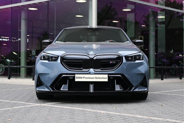 BMW M5 Automaat / M Drive Professional / Trekhaak / Bowers & Wilkins / M Multifunctionele Stoelen / Parking Assistant Professional / M Carbon-keramische remmen