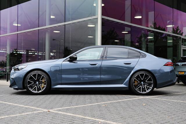 BMW M5 5 Serie Automaat / M Drive Professional / Trekhaak / Bowers & Wilkins / M Multifunctionele Stoelen / Parking Assistant Professional / M Carbon-keramische remmen