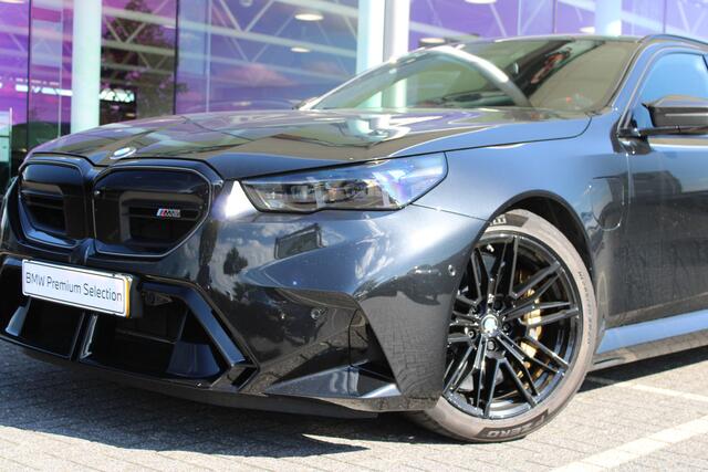 BMW M5 Touring Automaat / Panoramadak / M Drive Professional / M Carbon-keramische remmen / Comfort Access / Comfort Access / Bowers & Wilkins / Parking Assistant Professional