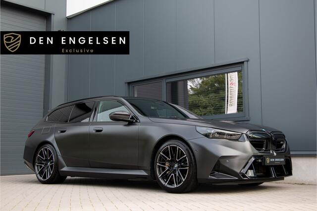 BMW M5 Touring 727PK | Keramische | NL Auto | BTW | M Drivers Package | ACC | Bowers & Wilkins | Lane & Side Assist | 360 Camera | Carbon | Led | E.TH 2000kg | Panoramadak | Fabrieksgarantie 2028 | BMW Individual Frozen Deep Grey Metallic | Driving Assistant Professional | Memory | Led | Ventilatie + Stuurverwarming | Stoelverwarming 4X | Iconic Gl