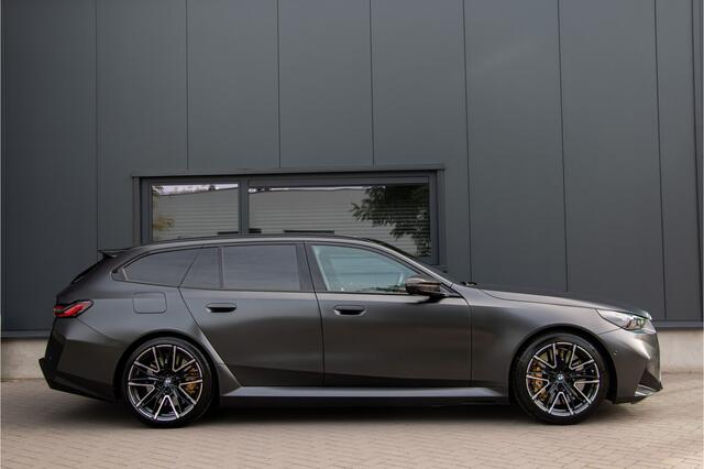 BMW M5 Touring 727PK | Keramische | NL Auto | BTW | M Drivers Package | ACC | Bowers & Wilkins | Lane & Side Assist | 360 Camera | Carbon | Led | E.TH 2000kg | Panoramadak | Fabrieksgarantie 2028 | BMW Individual Frozen Deep Grey Metallic | Driving Assistant Professional | Memory | Led | Ventilatie + Stuurverwarming | Stoelverwarming 4X | Iconic Gl