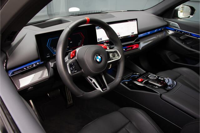 BMW M5 Touring 727PK | Keramische | NL Auto | BTW | M Drivers Package | ACC | Bowers & Wilkins | Lane & Side Assist | 360 Camera | Carbon | Led | E.TH 2000kg | Panoramadak | Fabrieksgarantie 2028 | BMW Individual Frozen Deep Grey Metallic | Driving Assistant Professional | Memory | Led | Ventilatie + Stuurverwarming | Stoelverwarming 4X | Iconic Gl