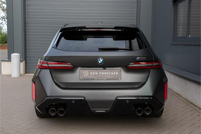 BMW M5 Touring 727PK | Keramische | NL Auto | BTW | M Drivers Package | ACC | Bowers & Wilkins | Lane & Side Assist | 360 Camera | Carbon | Led | E.TH 2000kg | Panoramadak | Fabrieksgarantie 2028 | BMW Individual Frozen Deep Grey Metallic | Driving Assistant Professional | Memory | Led | Ventilatie + Stuurverwarming | Stoelverwarming 4X | Iconic Gl