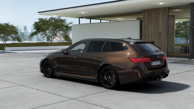 BMW M5 Touring Automaat / M Drive Professional / Panoramadak / Trekhaak / Bowers & Wilkins / Parking Assistant Professional / M Multifunctionele Stoelen / M Carbon-keramische remmen