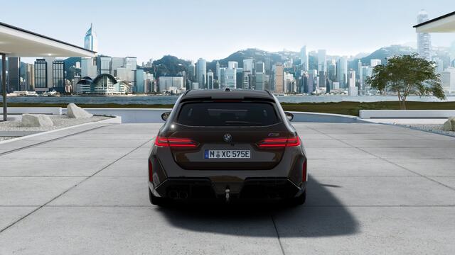BMW M5 Touring Automaat / M Drive Professional / Panoramadak / Trekhaak / Bowers & Wilkins / Parking Assistant Professional / M Multifunctionele Stoelen / M Carbon-keramische remmen