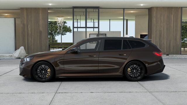 BMW M5 Touring Automaat / M Drive Professional / Panoramadak / Trekhaak / Bowers & Wilkins / Parking Assistant Professional / M Multifunctionele Stoelen / M Carbon-keramische remmen