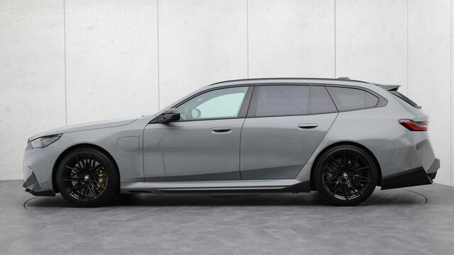 BMW M5 Touring M Performance | Akrapovic | Eventuri | M Drivers Package | Stoelventilatie | Panoramadak | Bowers & Wilkins | Trekhaak | XPEL PPF
