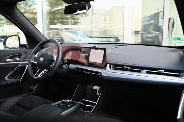 BMW X1 sDrive20i High Executive M Sport Automaat / Trekhaak / Sportstoelen / Stoelverwarming / Adaptieve LED / Parking Assistant Plus / Head-Up / Live Cockpit Professional
