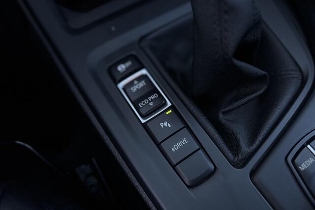 BMW X1 xDrive25e Advantage | Leder | 19" LM Velgen | NAVI | LED | Sportstuur | PDC V&A