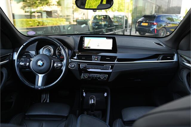 BMW X1 sDrive18i High Executive M Sport Automaat / Panoramadak / Sportstoelen / Achteruitrijcamera / Adaptieve LED / Head-Up / Stuurverwarming