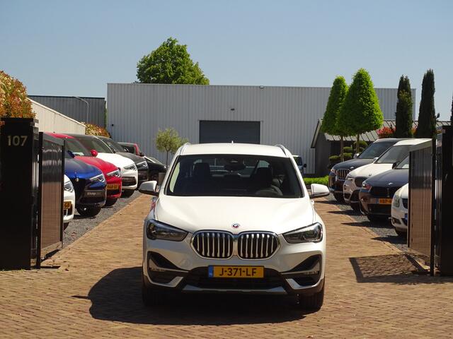 BMW X1 sDrive18i X-Line | Parelmoer | HUD | NAV | TrekHaak | Uniek netjes.