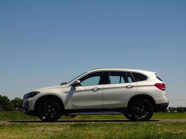 BMW X1 sDrive18i X-Line | Parelmoer | HUD | NAV | TrekHaak | Uniek netjes.