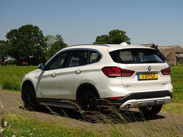 BMW X1 sDrive18i X-Line | Parelmoer | HUD | NAV | TrekHaak | Uniek netjes.