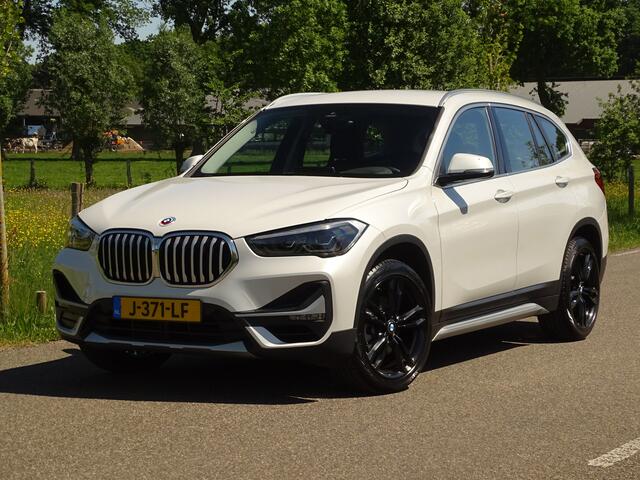 BMW X1 sDrive18i X-Line | Parelmoer | HUD | NAV | TrekHaak | Uniek netjes.